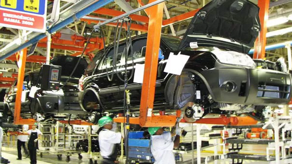 EN BAJA. El sector industrial, en particular la industria automotriz, explica el retroceso de las ventas al exterior. LA GACETA
