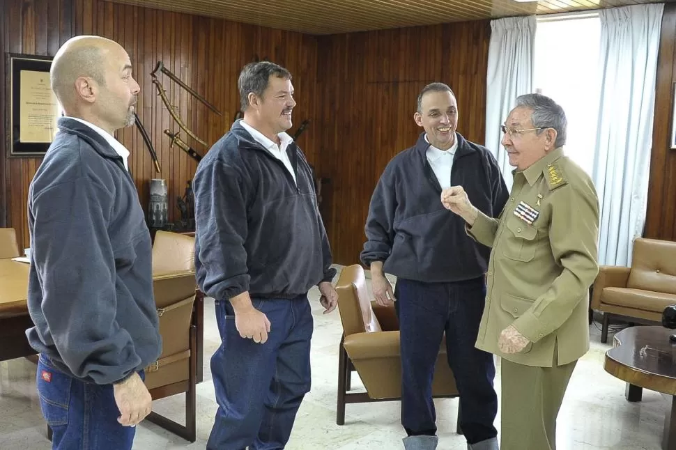 REGRESO. El presidente Raúl Castro habla con Hernández , Labañino y Guerrero, los espías que volvieron al país. reuters 
