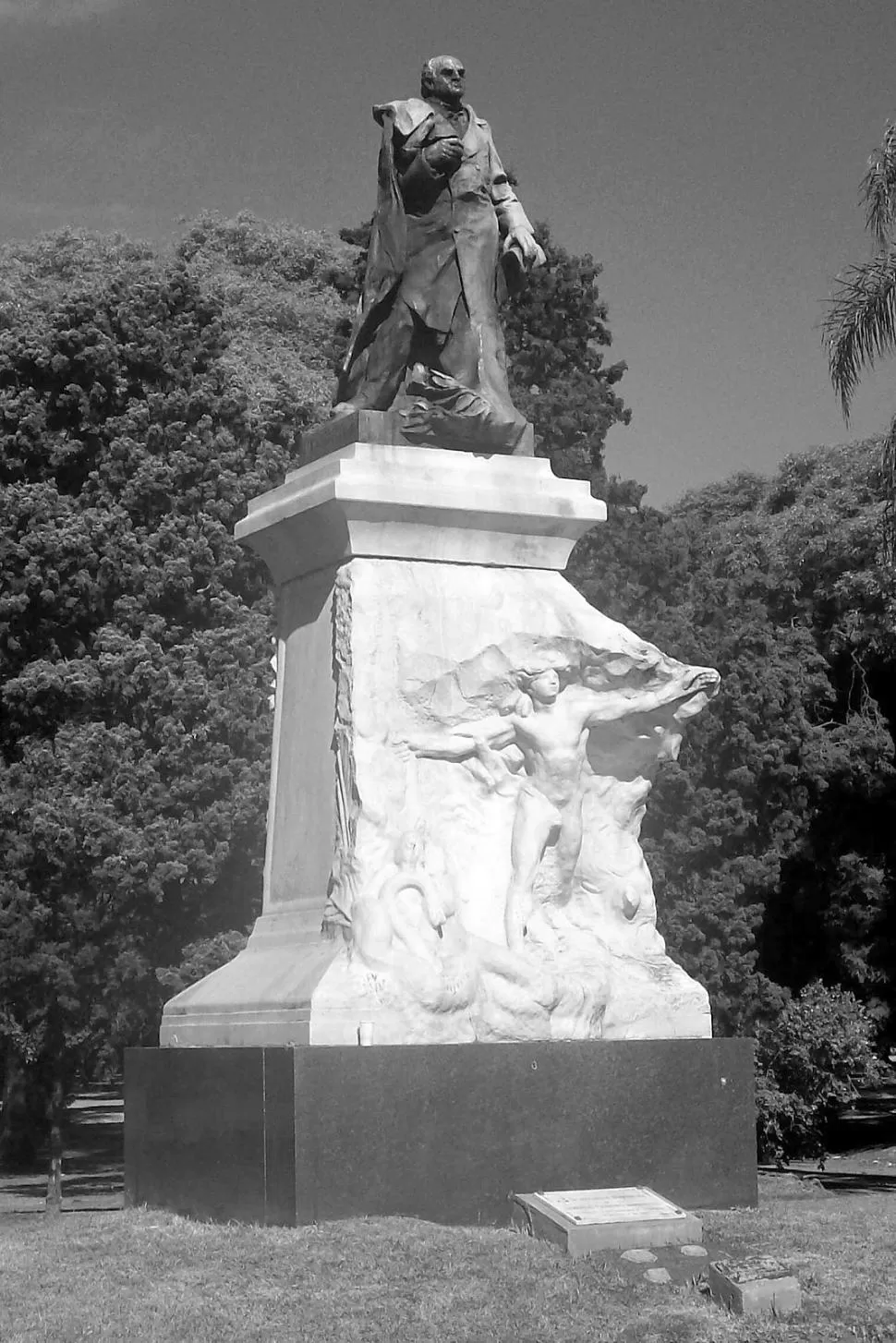DOMINGO FAUSTINO SARMIENTO. Estatua del prócer en Buenos Aires, obra del famoso escultor Auguste Rodin la gaceta / archivo
