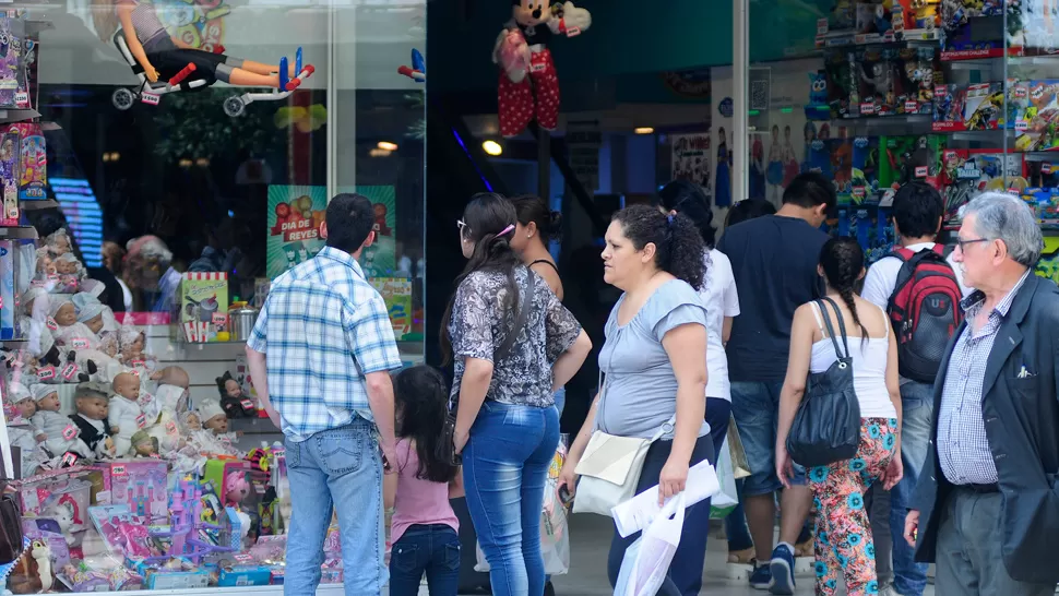 COMPRAS NAVIDEÑAS. Los tucumanos buscan los regalos para el arbolito. ARCHIVO LA GACETA / FOTO DE ANALÍA JARAMILLO