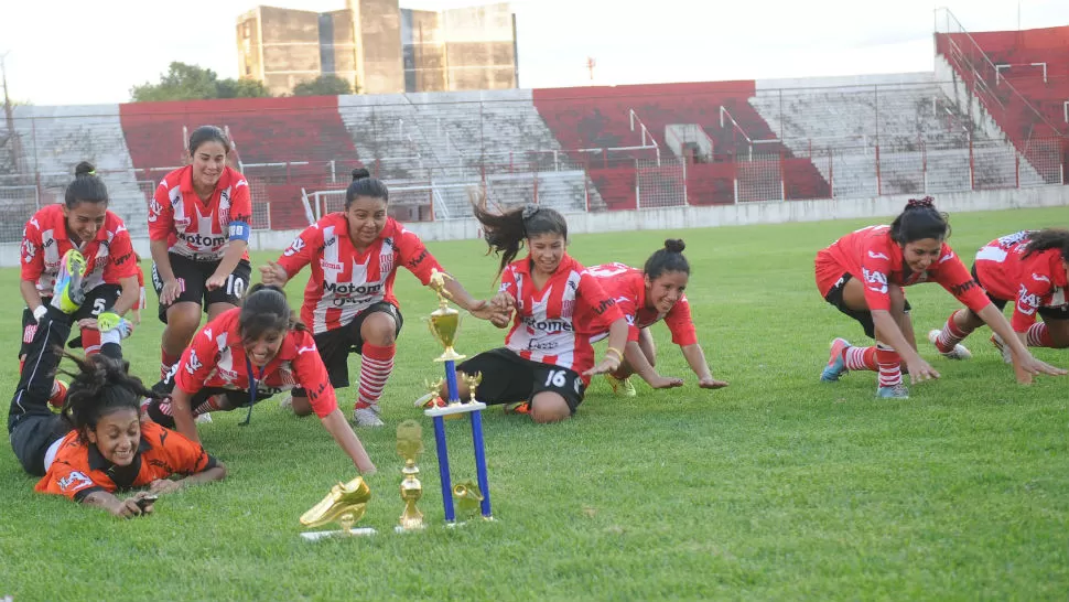 MERECIDO FESTEJO. Las chicas de San Martín lograron una nueva Copa goleando a Atlético. (FOTO LA GACETA / Héctor Peralta)