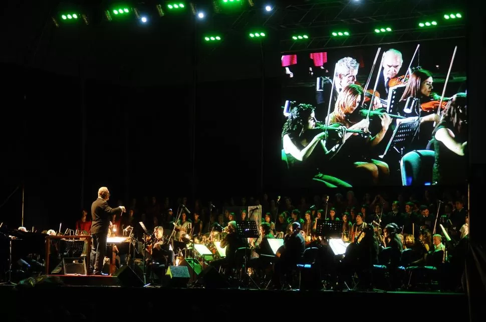 MEMORABLE. Castiñeira dirigió La Misa Criolla y tres pantallas gigantes reprodujeron el concierto. la gaceta / foto de Osvaldo Ripoll