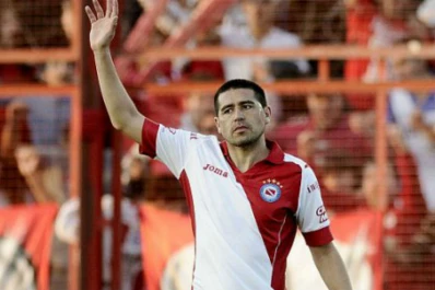 Le pedirán a Riquelme que se quede, pero...