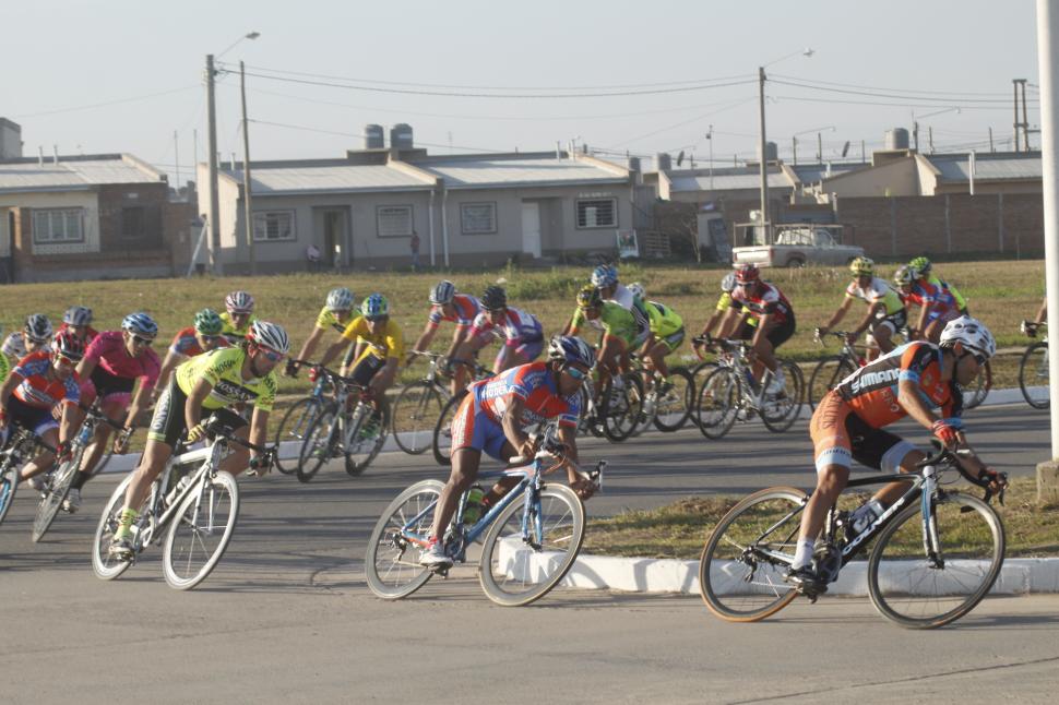 FIESTA. Una buena cantidad de pedalistas estuvieron ayer en Lomas de Tafí.  foto de raúl carranza