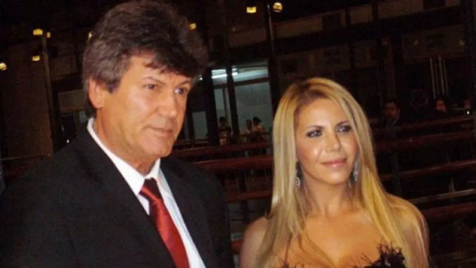 DÍAS FELICES. Carlín Calvo, junto a su ahora ex esposa, cuando todavía no había sufrido los ACV. FOTO TOMADA DE MINUTOUNO.COM