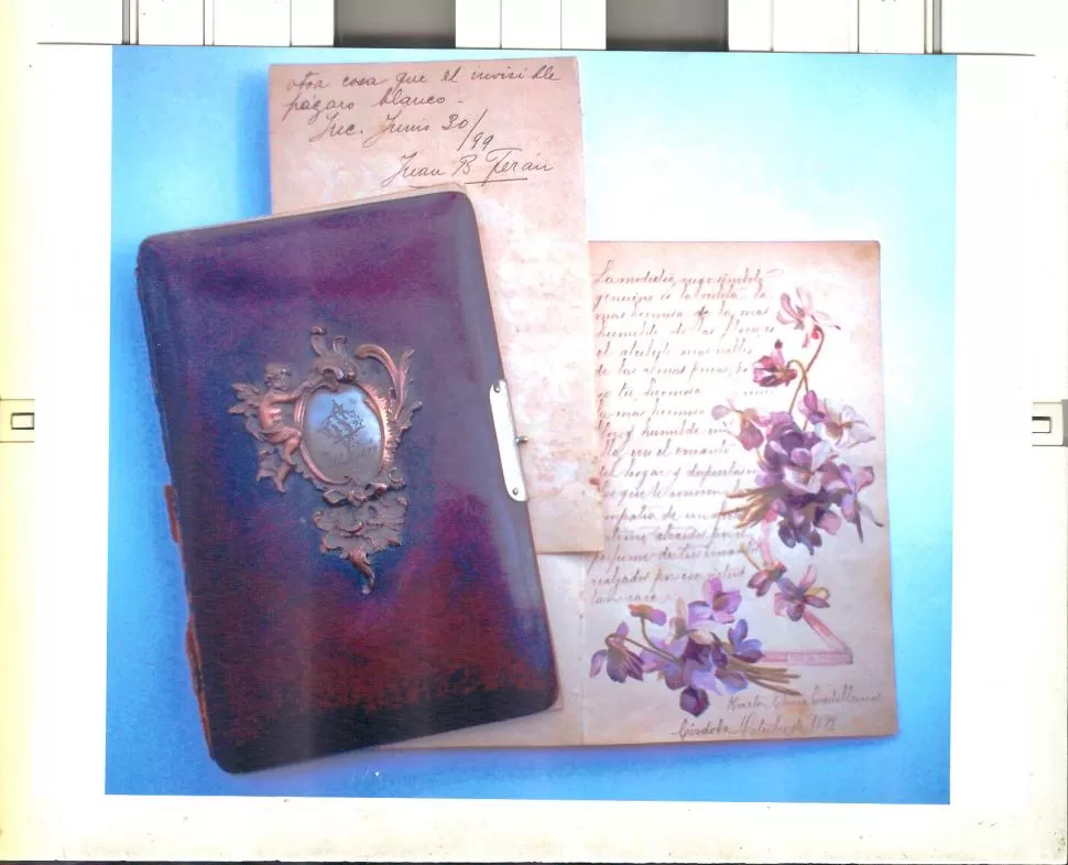 TAPAS DE CUERO. El álbum de la señora de Colombres Garmendia con un par de hojas desprendidas. En la superior, se divisa la firma de Juan B. Terán