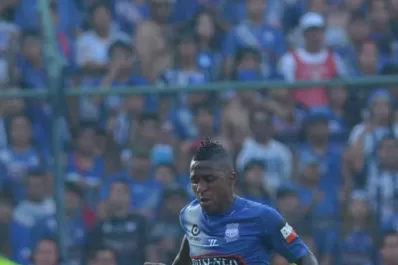 En plena final del campeonato, lo expulsaron por una violenta patada a su hermano