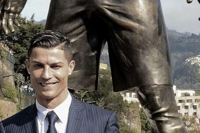 La estatua de Cristiano Ronaldo resalta sus atributos