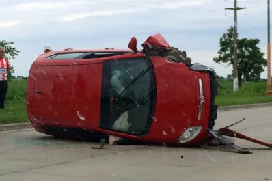 Quiso esquivar un caballo, perdió el control del auto y volcó