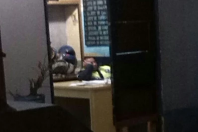 No le atendían el teléfono, fue a la comisaría y encontró a un policía durmiendo