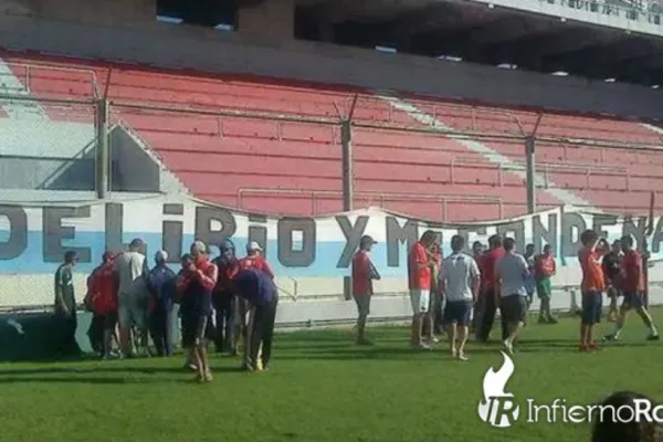 Los barras de Independiente jugaron al fútbol en el Libertadores de América