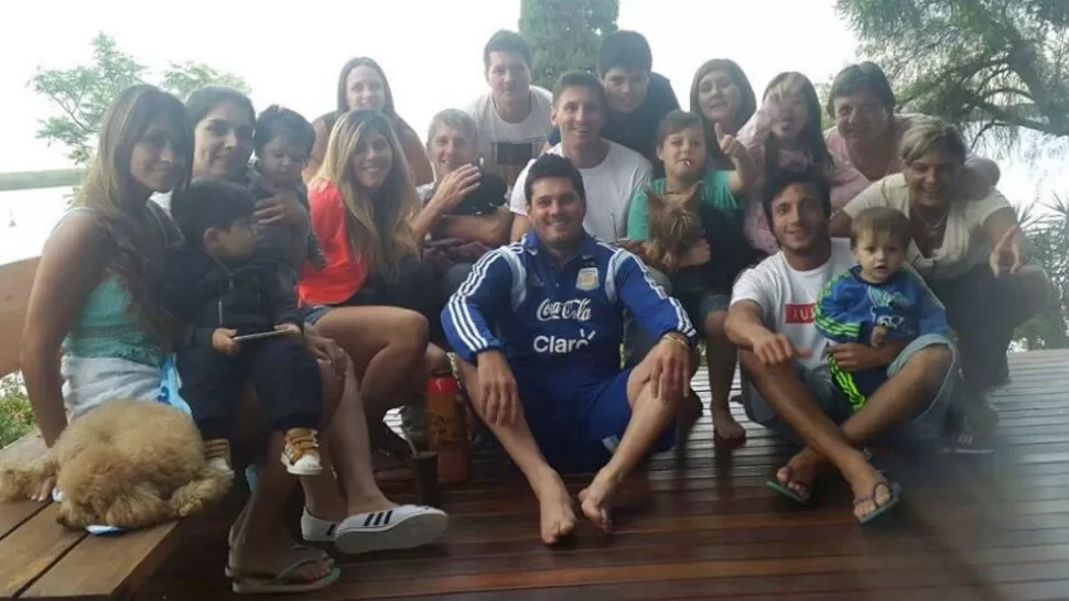 FAMILIA FELIZ. Messi llegó a Rosario y sus padres, hermanos y amigos lo recibieron como corresponde. FOTO TOMADA DEL FACEBOOK DE LEO MESSI
