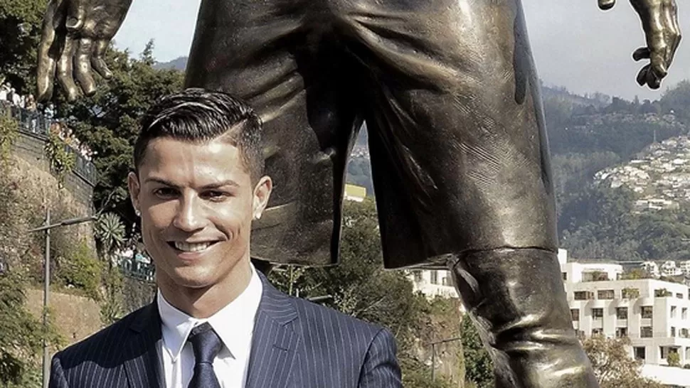 La estatua de Cristiano Ronaldo resalta sus atributos