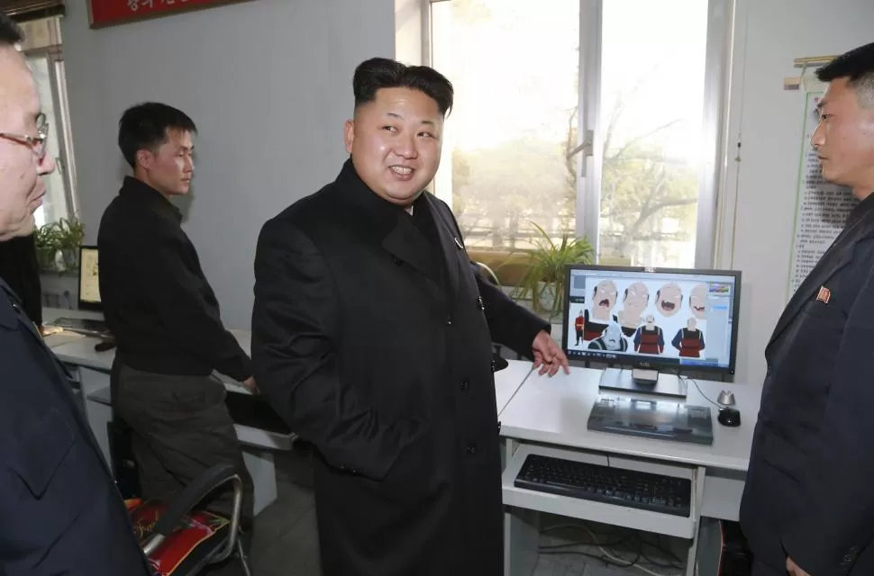 EL MOTIVO. El presidente norcoreano, Kim Jong-un muestra algunas de las imágenes de la sátira de Sony. reuters