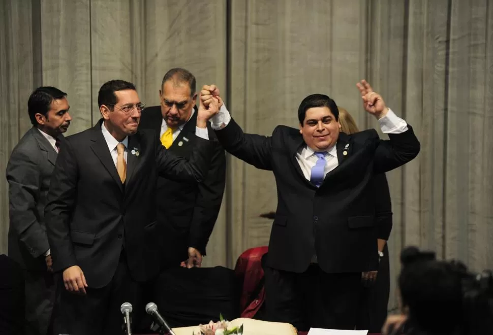 REGRESO. Zupán (dedos en “V”) vuelve al gabinete rectoral. La foto muestra su anterior jura, en junio de 2013. la gaceta / foto de JORGE OLMOS SGROSSO (archivo)