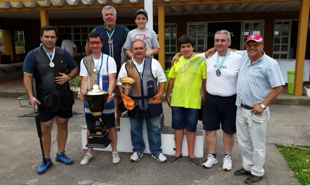 EN EL PODIO. Vidal Sanz, con el gran trofeo, y los demás tiradores que festejaron. foto de FERNANDO VIDAL SANZ 
