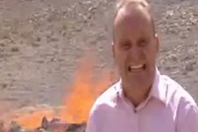 Reportero intenta mostrar una quema de droga, pero la risa no lo deja seguir