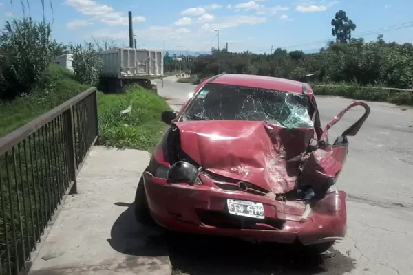 Un camión chocó contra un auto en Jujuy y Canal Sur