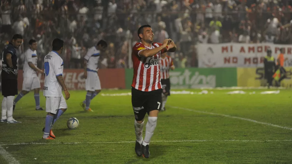 PUSO EL PECHO. Velasco tiró un lujo para anotar el cuarto gol del Santo ante los catamarqueños. ARCHIVO LA GACETA / ANTONIO FERRONI