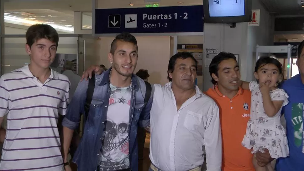 EN FAMILIA. El jugador de Juventus fue ovacionado por quienes estaban en el aeropuerto. LA GACETA / FOTO DE DANIEL FERNÁNDEZ