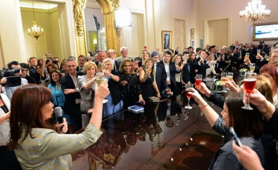 BRINDIS. Cristina levantó su copa por el país y los 40 millones de argentinos en la reunión con congresistas. parlamentario.com