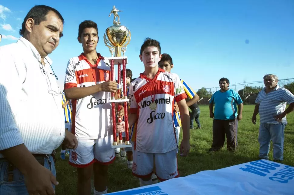 PURA FELICIDAD. Alfredo Mansilla (centro), capitán de los “Santitos”, recibió el trofeo de campeón del torneo Clausura. LA GACETA / FOTO DE DIEGO ARÁOZ