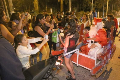 Se disfrazó de Papa Noel y repartió regalos en La Florida
