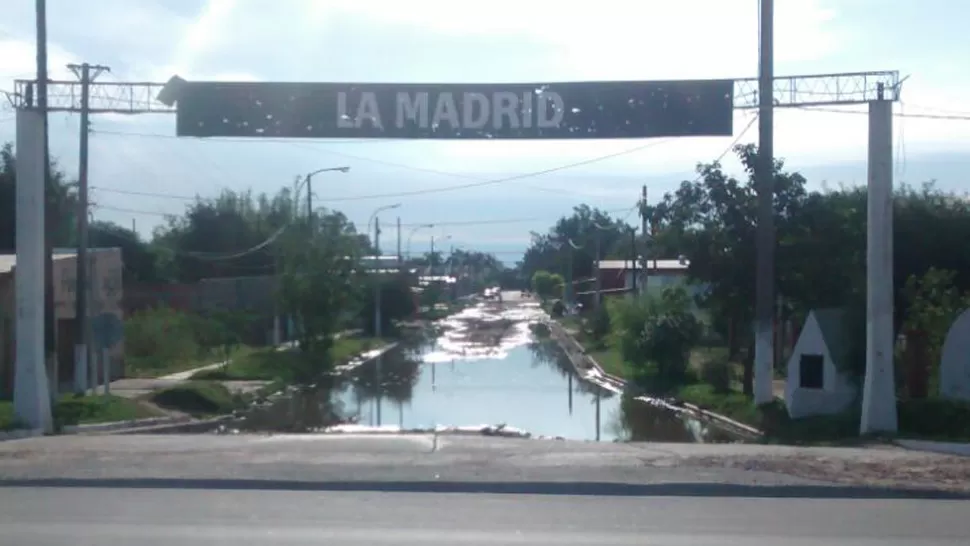 La entrada a La Madrid se convierte en una laguna
