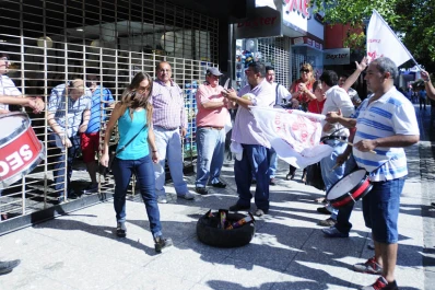 Protestaron en el centro en contra de la apertura de los comercios