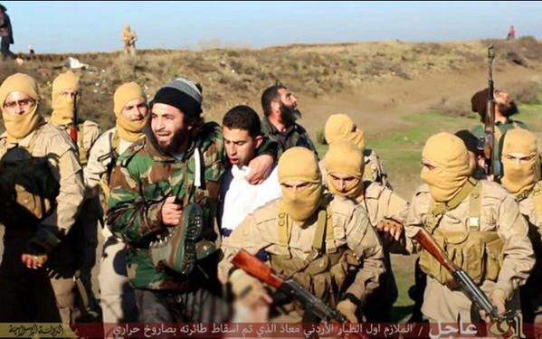 EN AL RAKKA. A través de Twitter, miembros del ISIS mostraron al piloto (de blanco) que hicieron prisionero. captura de imagen televisión al jazeera