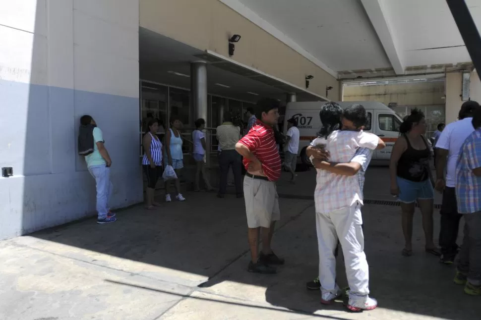 GESTOS DE DOLOR. Los familiares de los heridos coparon ayer las salas de espera de las guardias de los hospitales. la gaceta / foto de Inés Quinteros Orio 