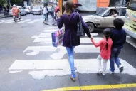 Los motores invaden las sendas peatonales y las multas no aparecen