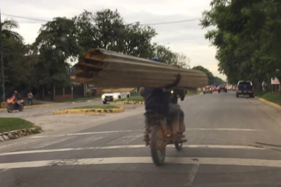 Peligro sobre ruedas en avenida Aconquija