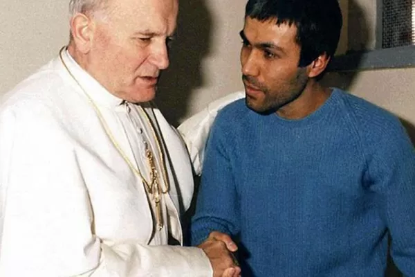 Alí Agca visitó la tumba de Juan Pablo II pero no pudo ver a Francisco