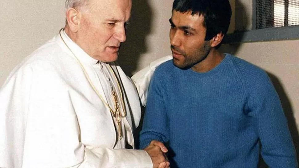 ENTREVISTA. El Papa Juan Pablo II visitó y perdonó al turco en la cárcel. REUTERS. 