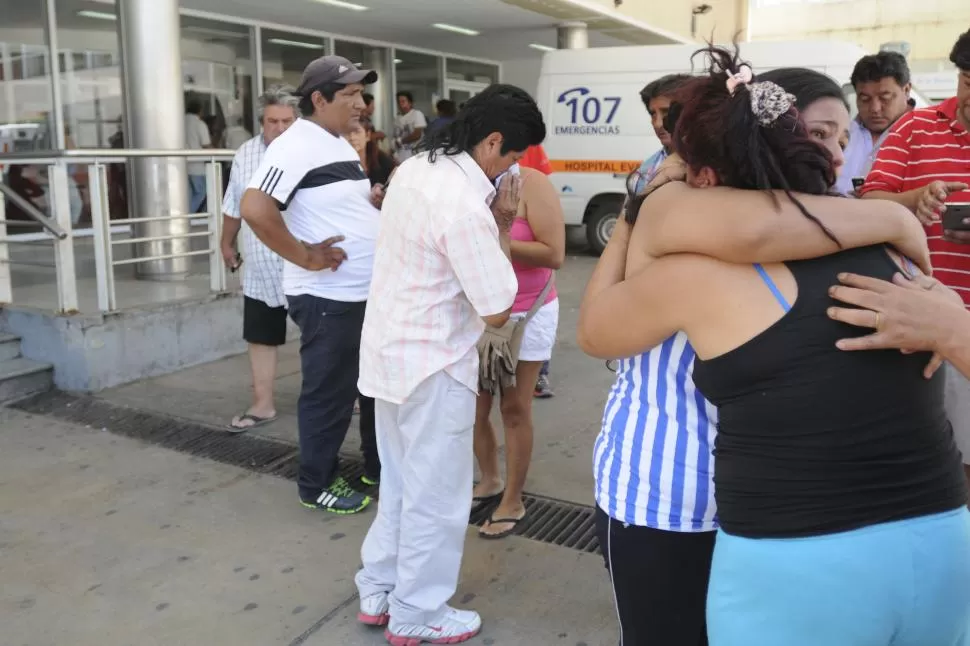DOLOR EN EL HOSPITAL. Familiares de las víctimas del doble homicidio se abrazan en la guardia del Padilla. la gaceta / foto de Inés Quinteros Orio