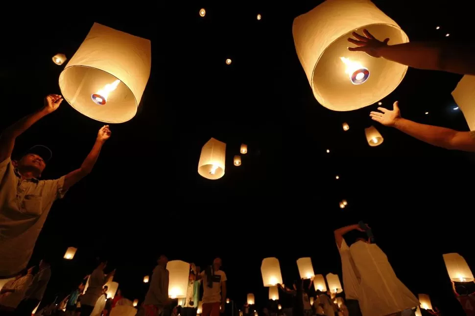 EN TAILANDIA. Sobrevivientes del tsunami de 2004 lanzan linternas de papel en recuerdo de los muertos. reuters