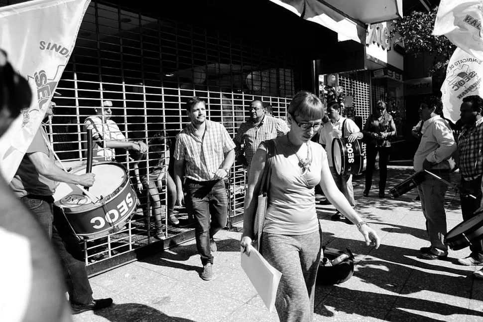 A CASA. Empleados se retiran de los comercios que habían abierto ayer. LA GACETA / FOTO DE ANALÍA JARAMILLO
