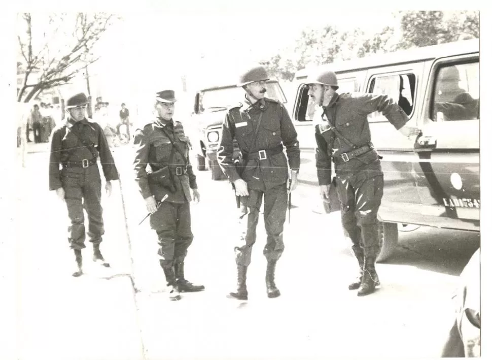 EN TUCUMÁN. Mario y Luciano Benjamín Menéndez, Jorge Rafael Videla y Acdel Vilas tras un operativo. la gaceta / archivo