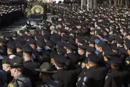 Miles de personas despiden a un policía asesinado en Nueva York