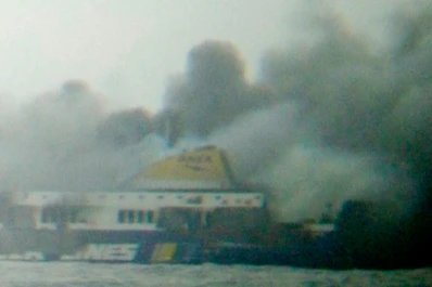 Dramático rescate de los pasajeros de un ferry que se incendió en Italia
