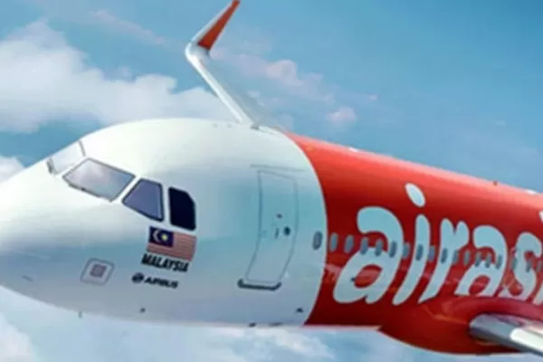 Retoman la búsqueda del avión de AirAsia con 162 personas a bordo