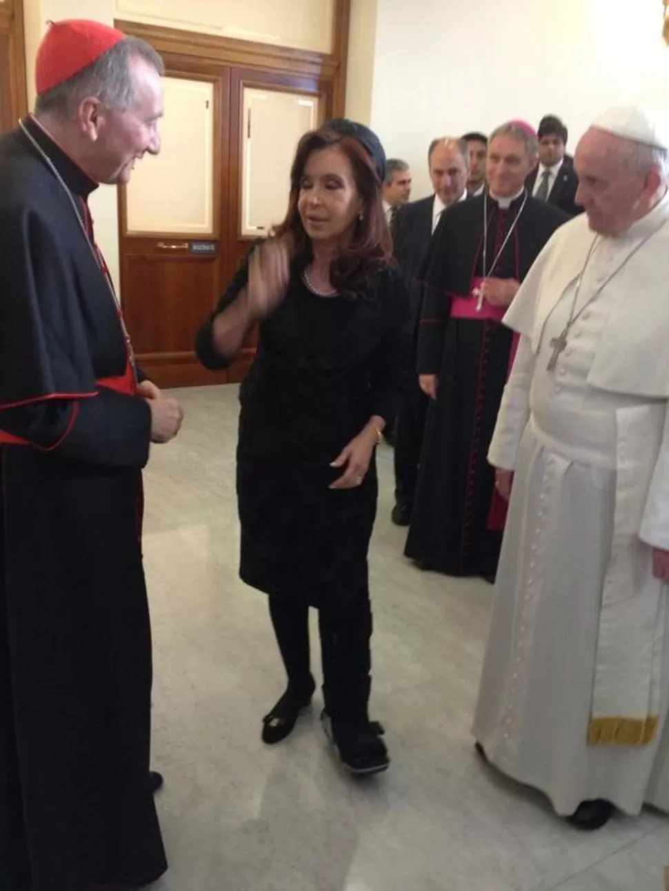 AHORA SE QUEBRÓ. En marzo, la Presidenta visitó al Papa con una férula por un esguince en su pierna. dyn (archivo)