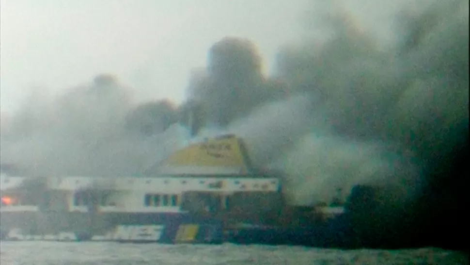 DESESPERANTE. Fuerzas de seguridad de Italia y Grecia intentan sofocar el fuego y salvar a las víctimas del naufragio. REUTERS