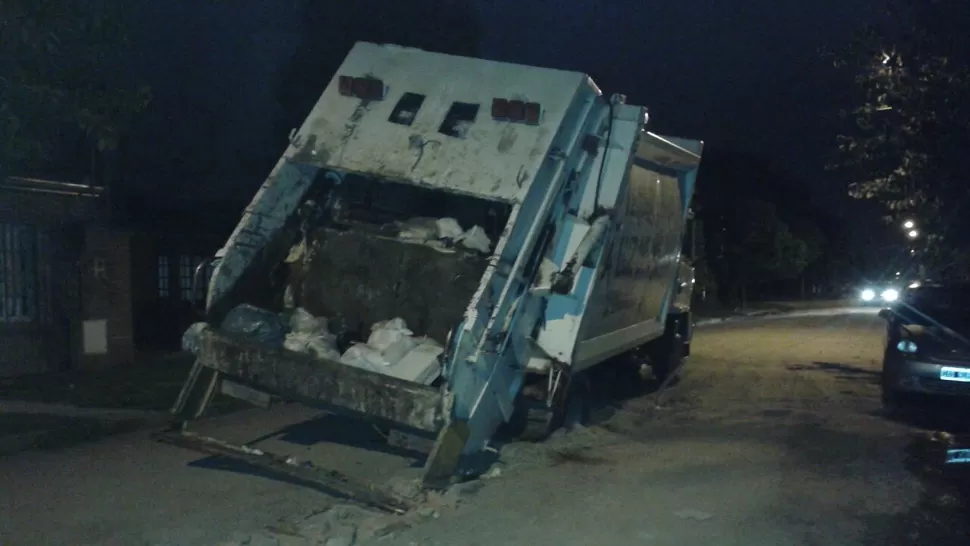 Un camión recolector de residuos quedó varado en un bache