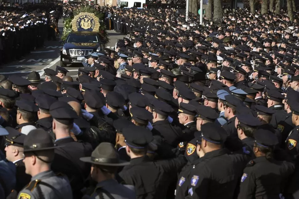 CON HONORES. Una multitud de agentes de varios estados asistieron al funeral de Rafael Ramos, el uniformado muerto en Brooklyn, Nueva York. reuters