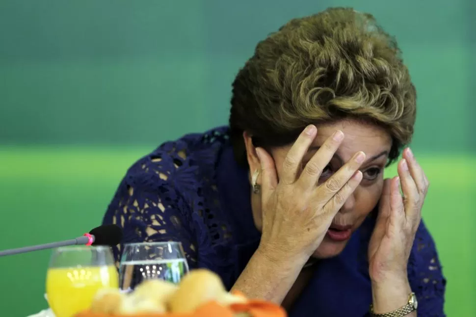 PRESIÓN. Dilma Rousseff inicia su segundo mandato el 1 de enero, pero el escándalo de Petrobras la persigue. REUTERS