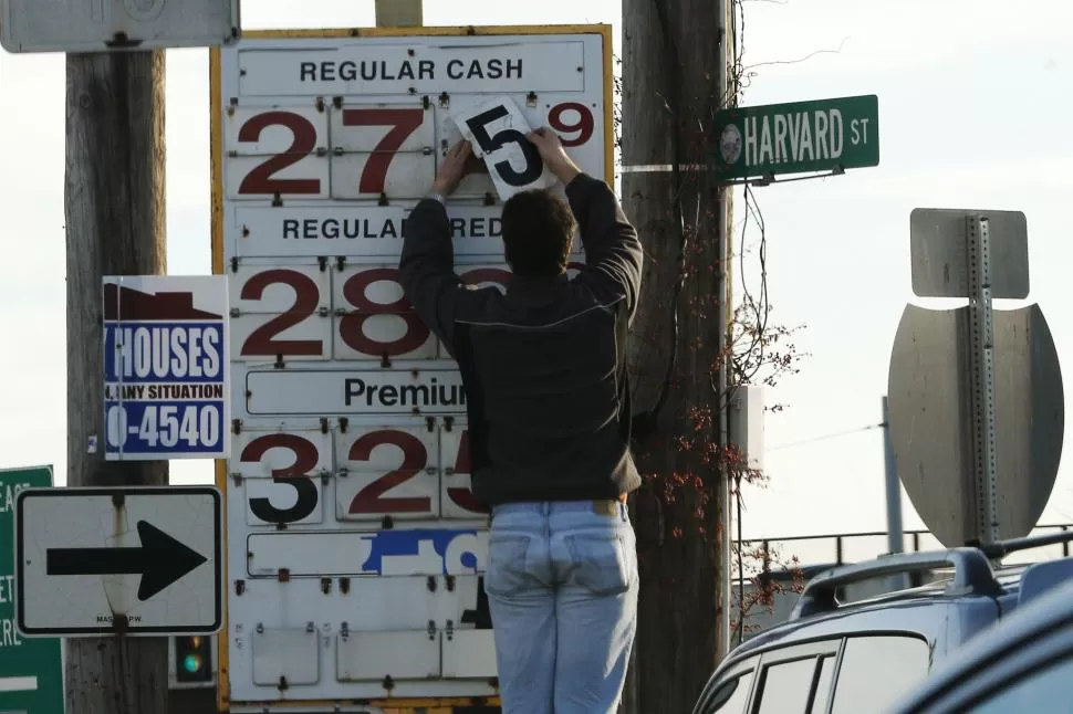 DERRUMBE. Cambio del precio de un galón del combustible en una estación de servicio en Medford (EEUU). REUTERS