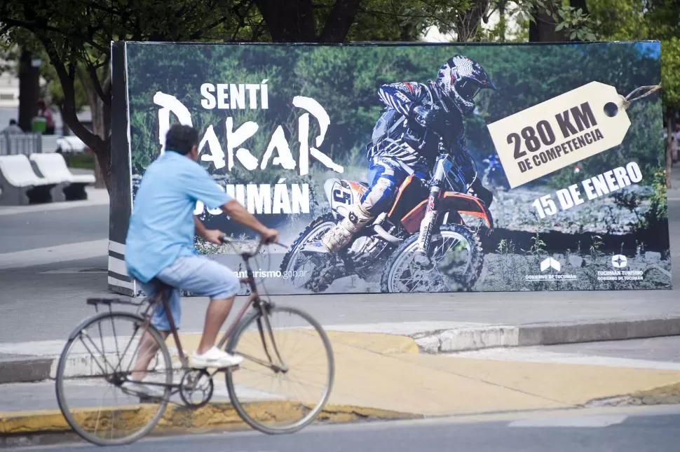 LLAMA LA ATENCIÓN. En la plaza Independencia, un cartel promocional destaca que en Tucumán habrá carrera. LA GACETA / FOTO DE DIEGO ARÁOZ
