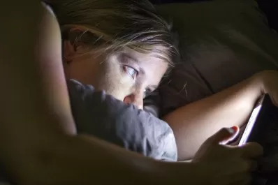 Revisar el smartphone antes de dormir te está matando